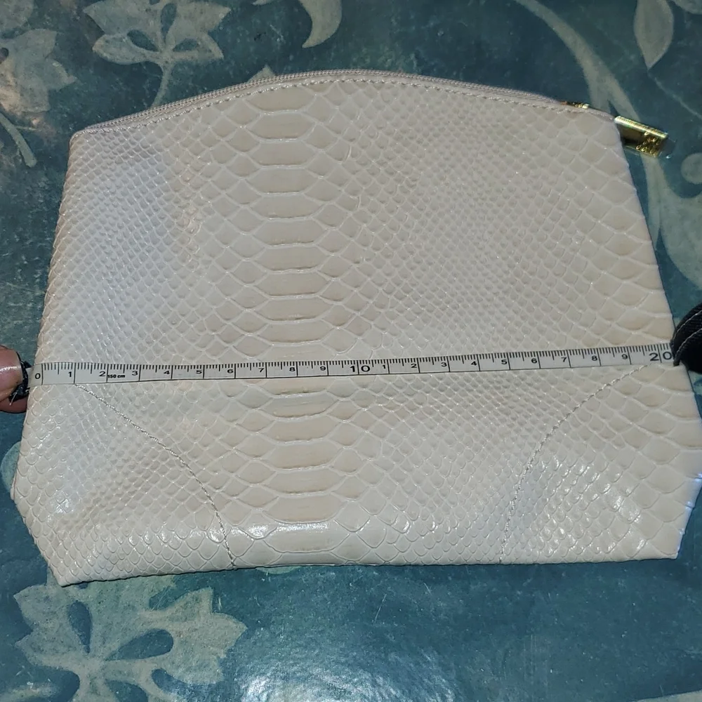 ⭐️⭐️⭐️BRAND new makeup Brand new beige pouch